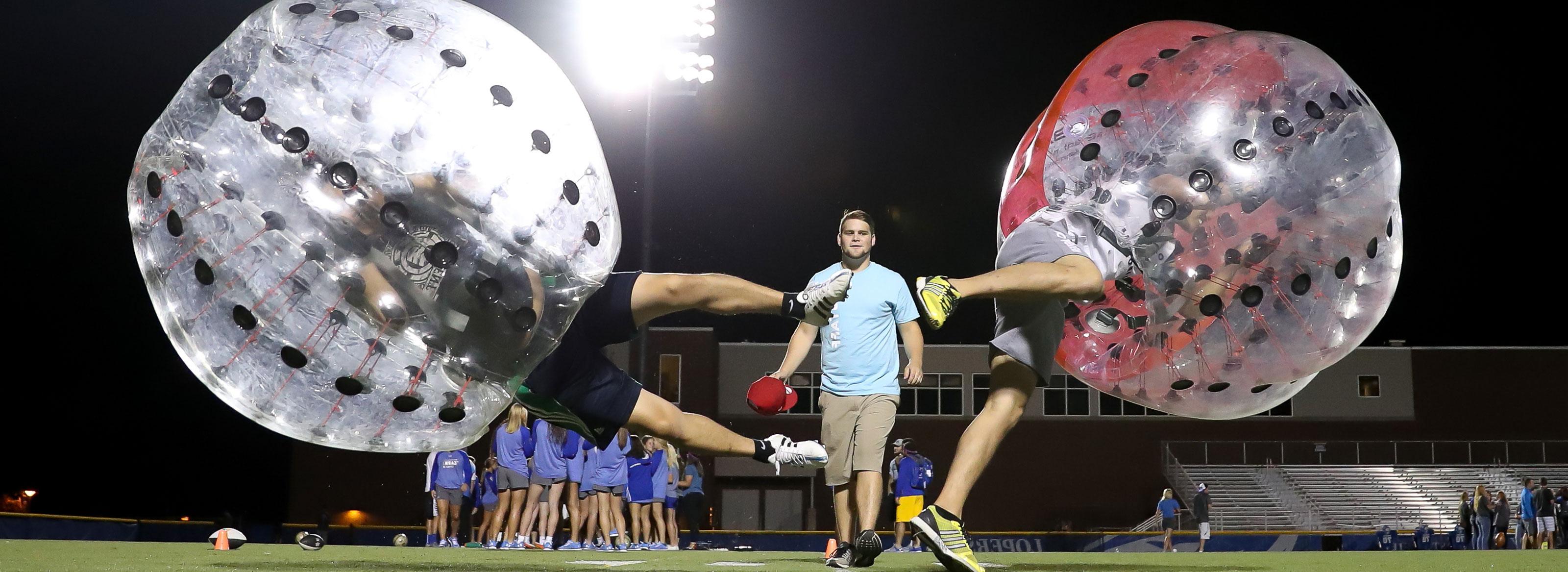 学生 enjoying 活动 at bet36365体育's Lopers Under the lights event